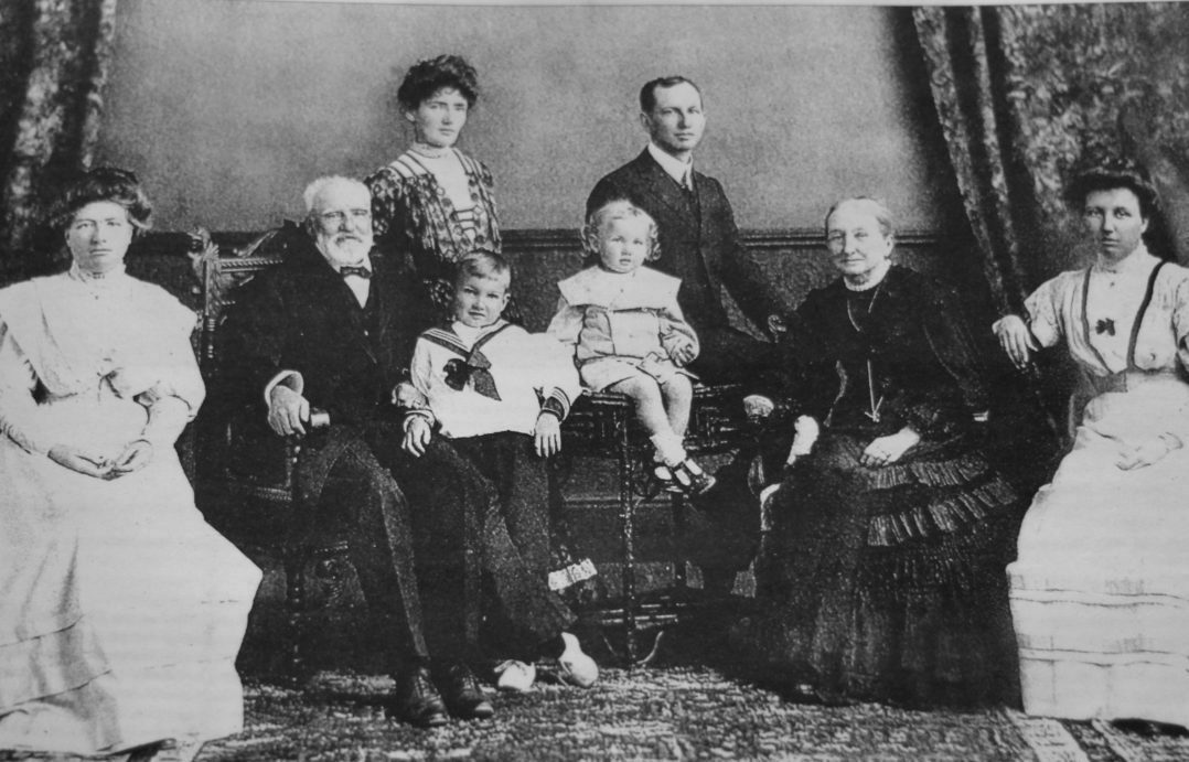 Title Grocott's family (about 1908)